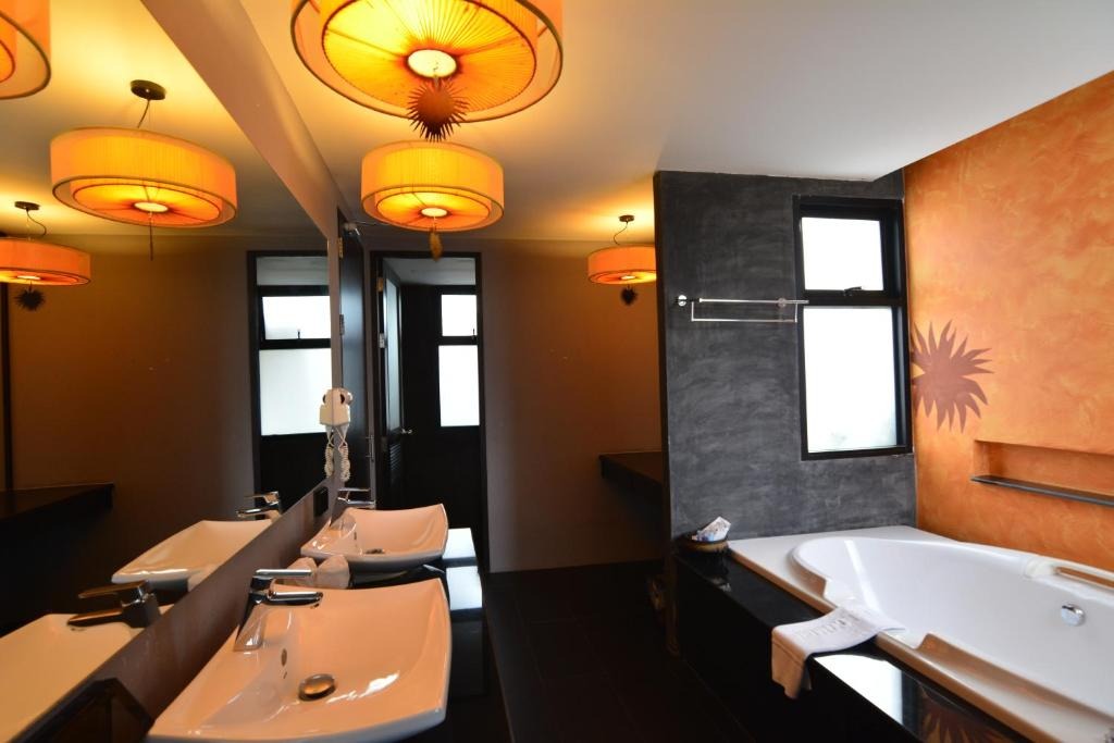 هتل چوانگ نوی پول سامویی